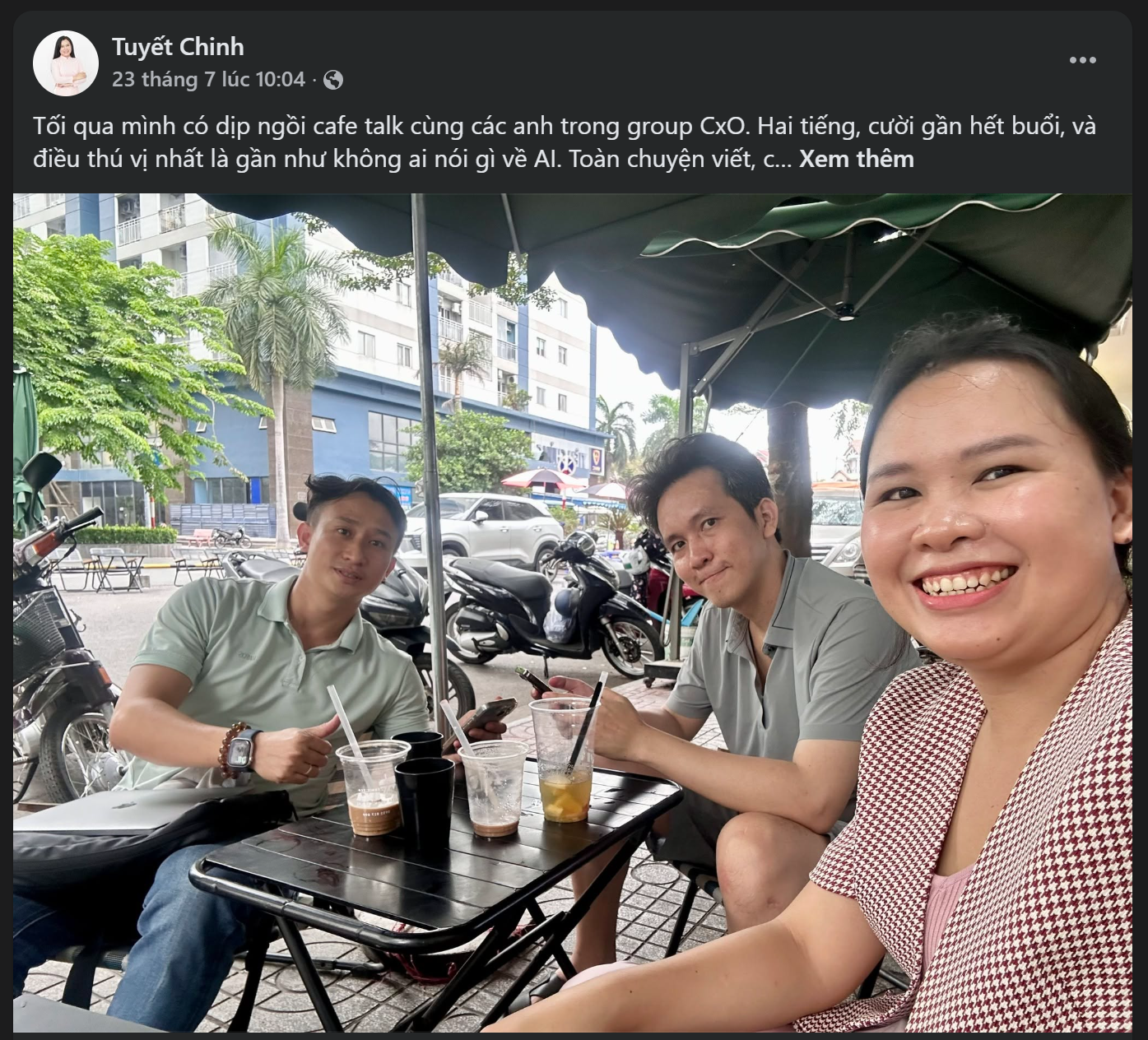 Ảnh chụp bài đăng Facebook của Tuyết Chinh kèm tấm hình vài anh chị em trong nhóm ngồi cà phê với nhau, cười tươi