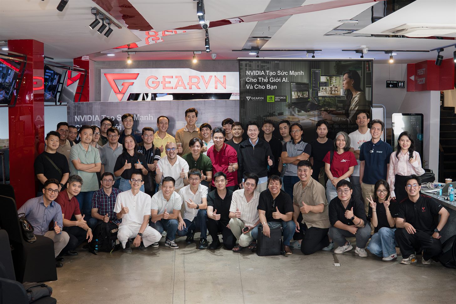 Ảnh chụp tập thể diễn giả và anh chị em tham dự chụp chung sau buổi workshop tại GearVN